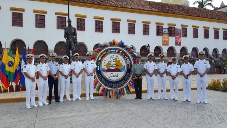 Ofrenda floral al líder naval de la independencia de Colombia
