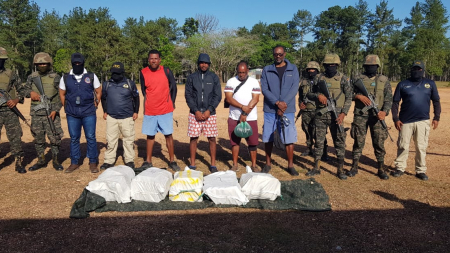 Fuerzas Armadas entrega a operadores de justicia 112 kilos de supuesta cocaína decomisados mediante exitoso operativo