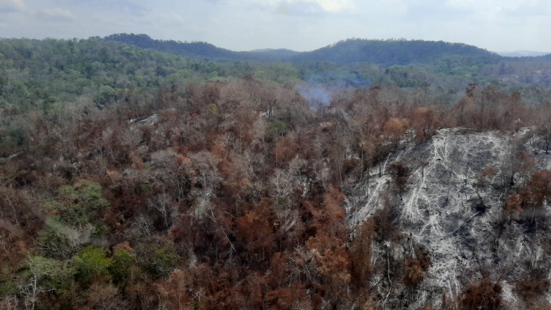 Fuerza Aérea Hondureña sofoca incendio en apoyo al hermano país de Guatemala