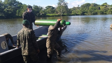 Efectivos militares trasladas tanques de oxígeno a Colón