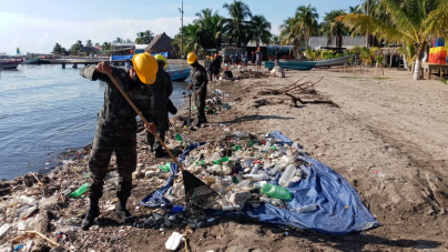 La Fuerza Naval De Honduras  intensifica trabajos de recolección de desechos plásticos en las playas de Omoa, Cortes