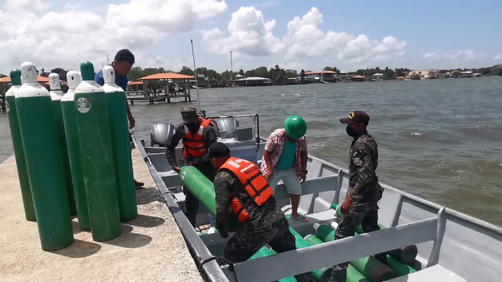 Traslado marítimo de equipo médico al Hospital Regional de Puerto Lempira