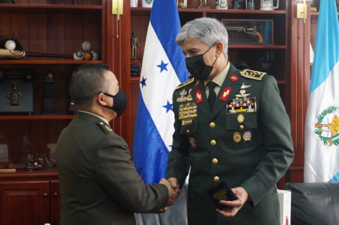 Agregado de Defensa de Guatemala visita al JEMC