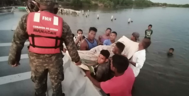 Efectivos de la Base Naval de Caratasca auxilian a mujer en estado critico de embarazo