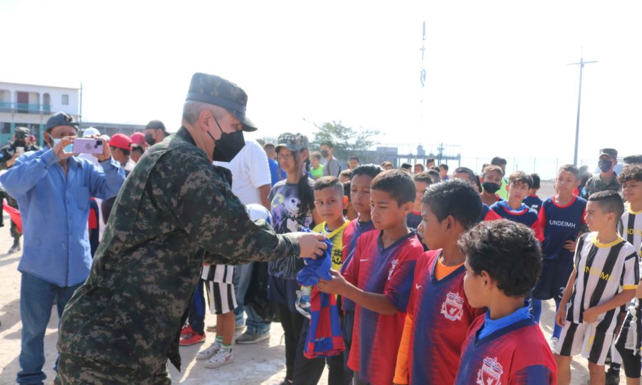 Comandante de la PMOP, Coronel de Infantería DEM Roosevelt Hernández hace entrega de uniformes.